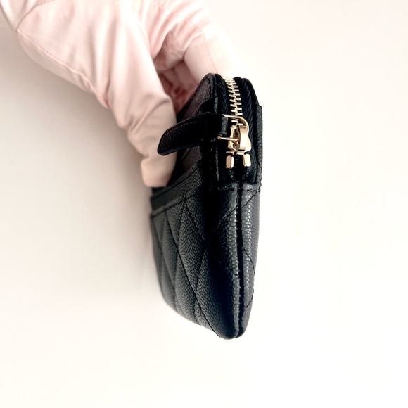 🔥 CHANEL Caviar Quilted Zip Card Holder
Wallet in Black with gold hardware - Picture 8 of 13